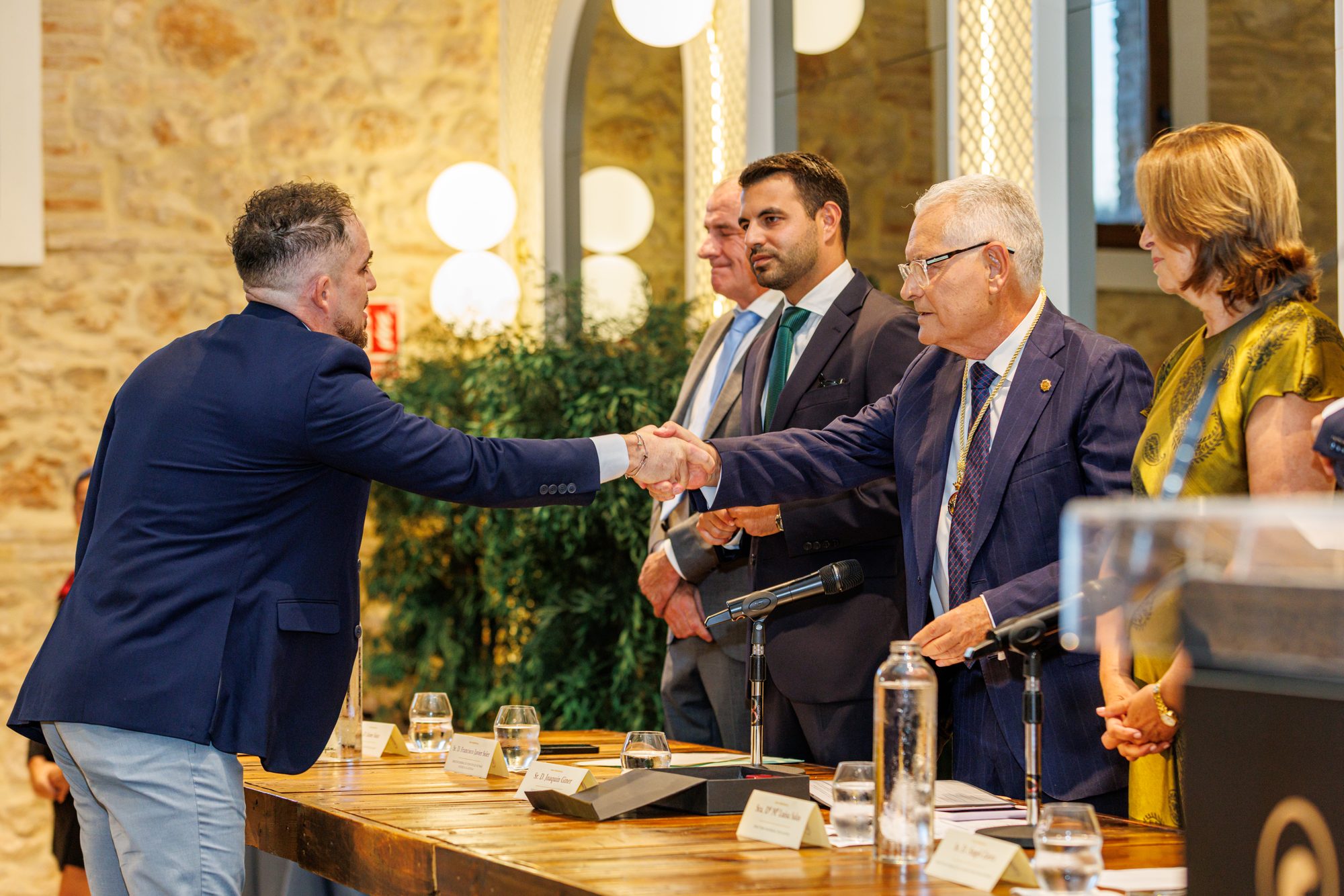 Jorge Luis Dueñas saluda a la mesa presidencial en el acto del Colegio Oficial de Gestores Administrativos de Valencia