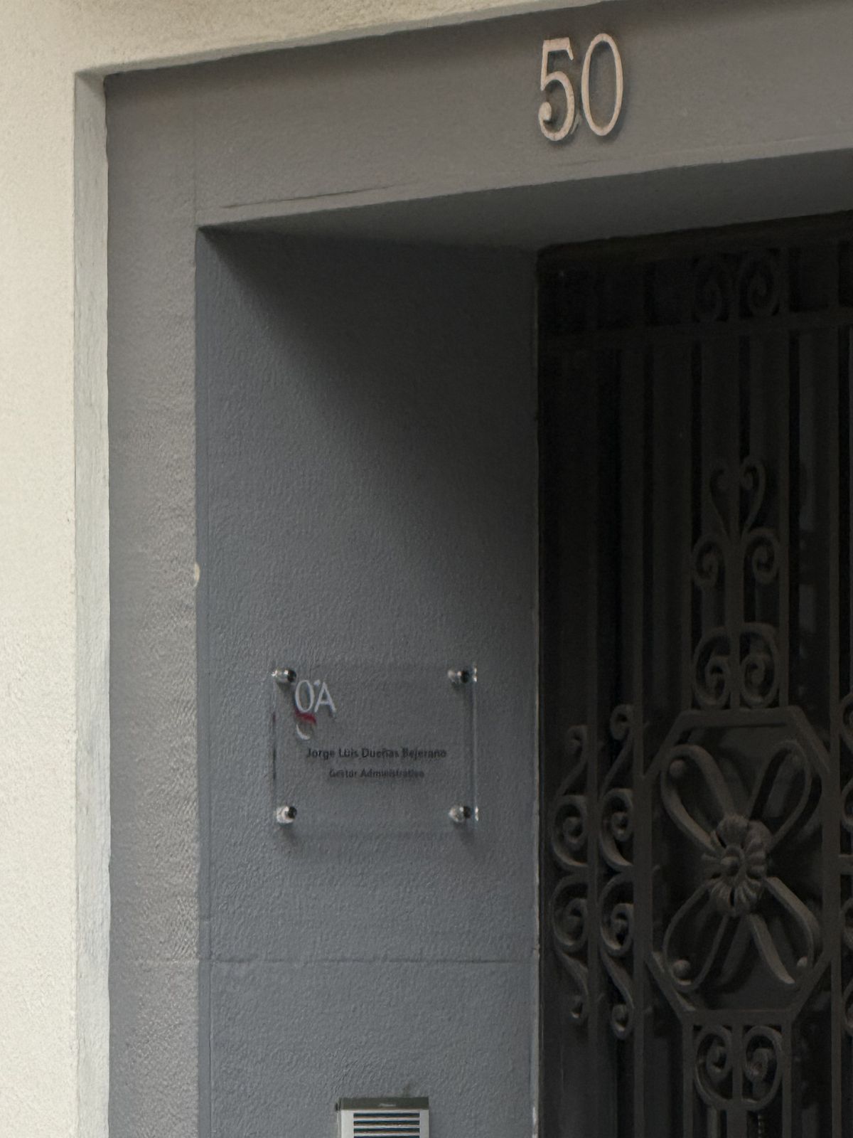 Portal del número 50 de la calle del Mar, sede de Gestoría Dueñas en Valencia