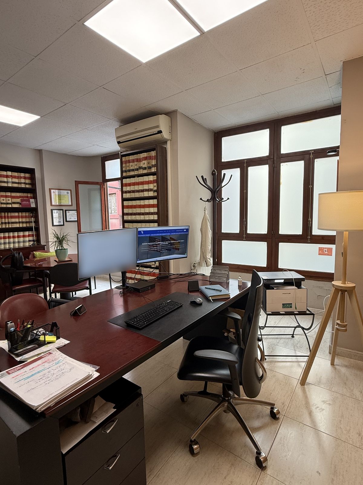 Puesto de trabajo y biblioteca jurídica de Gestoría Dueñas