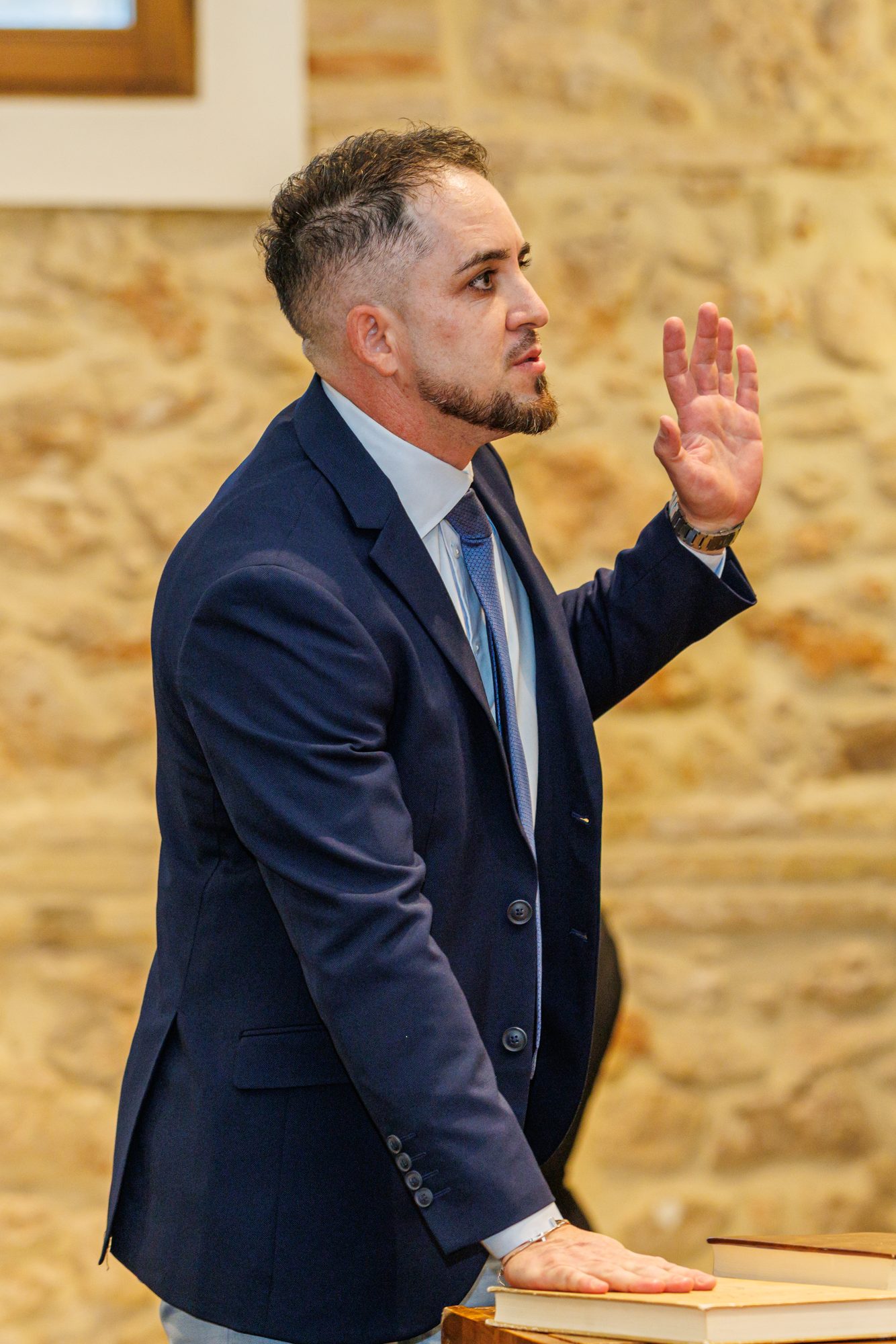 Jorge Luis Dueñas durante la jura en el Colegio Oficial de Gestores Administrativos de Valencia